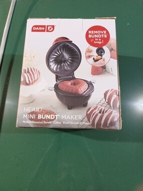 Source Unknown Dash Heart Mini Bundt Maker - Red and Black